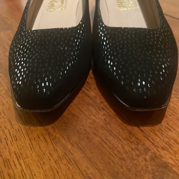Salvatore Ferragamo black suede, Ladies 8 1/2 AA, very elegant. - Picture 8 of 9